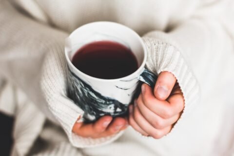 شخص يشرب مشروبًا ساخنًا أثناء فترة من الراحة